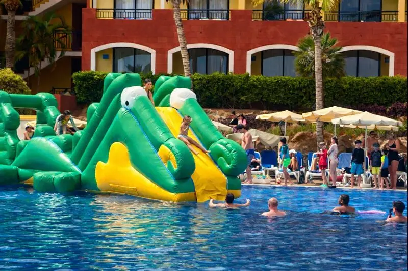 Castillo hinchable acuático Cocodrilo para hoteles en Tenerife
